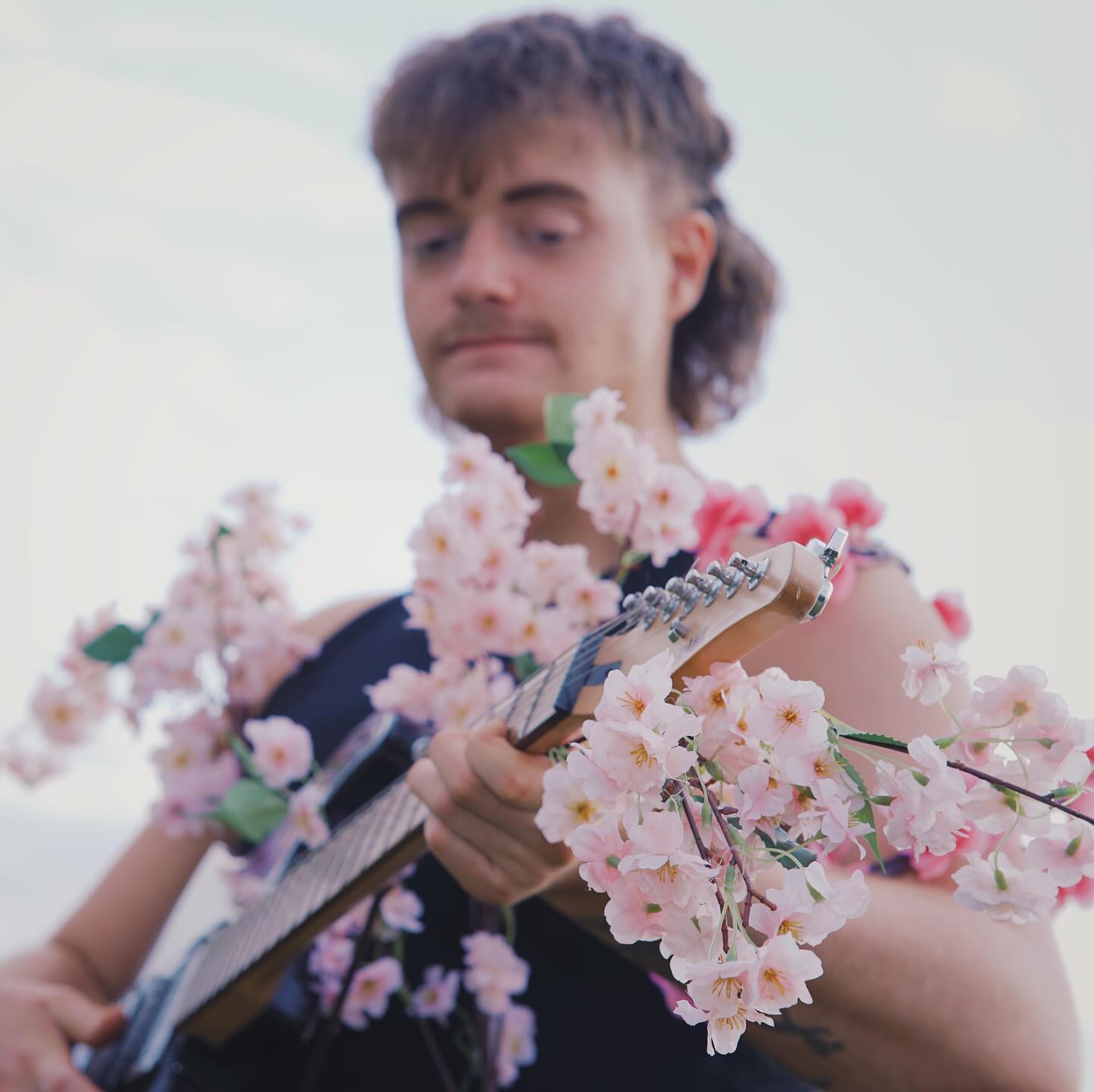 Photo from upcoming EP out 18th august, delivering some classic summer pop later this summer :)
📸: @blizarts_
